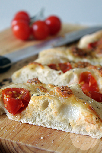 Focaccia met tomaatjes en mozarella | HandmadeHelen